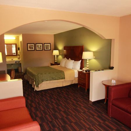 Quality Inn & Suites Near Robins Air Force Base Warner Robins Exterior foto